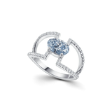 The Entre-Blue ring with its blue-coloured oval round-cut at its centre. 